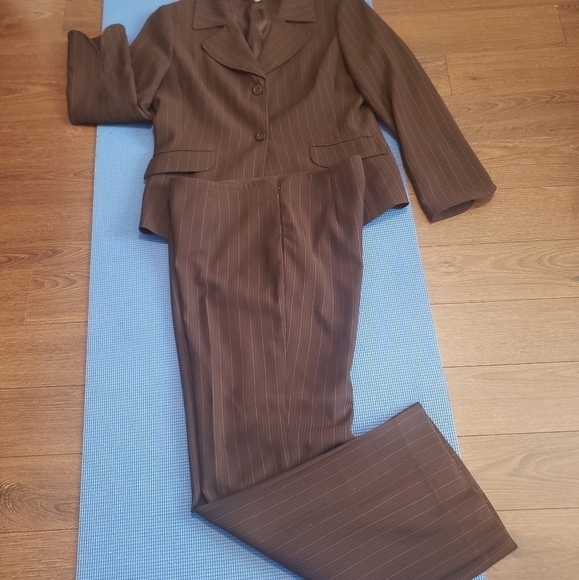 Vintage Jones New York Pant Suit - Picture 6 of 12